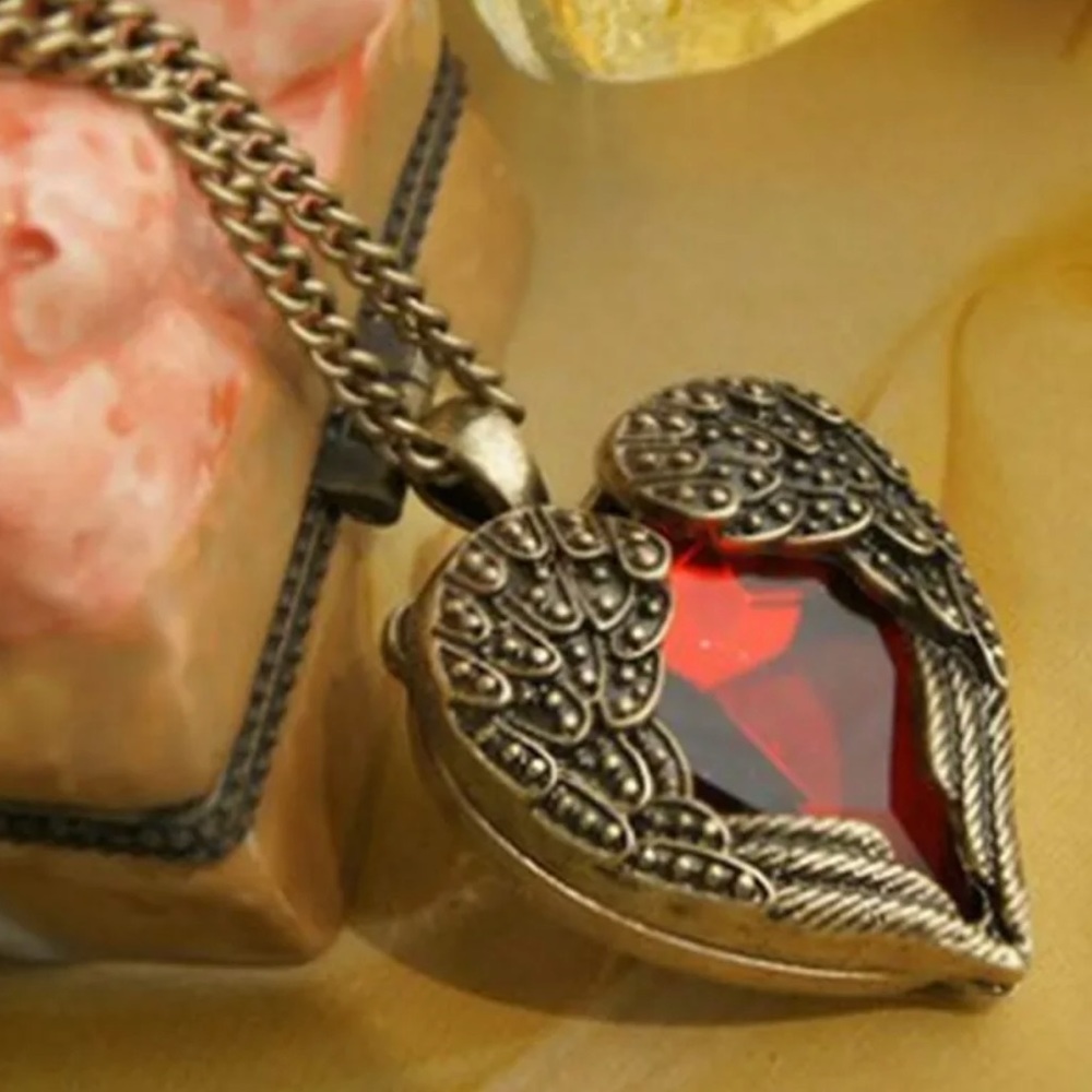✨4/$10✨ Heart W/ Wings Necklace